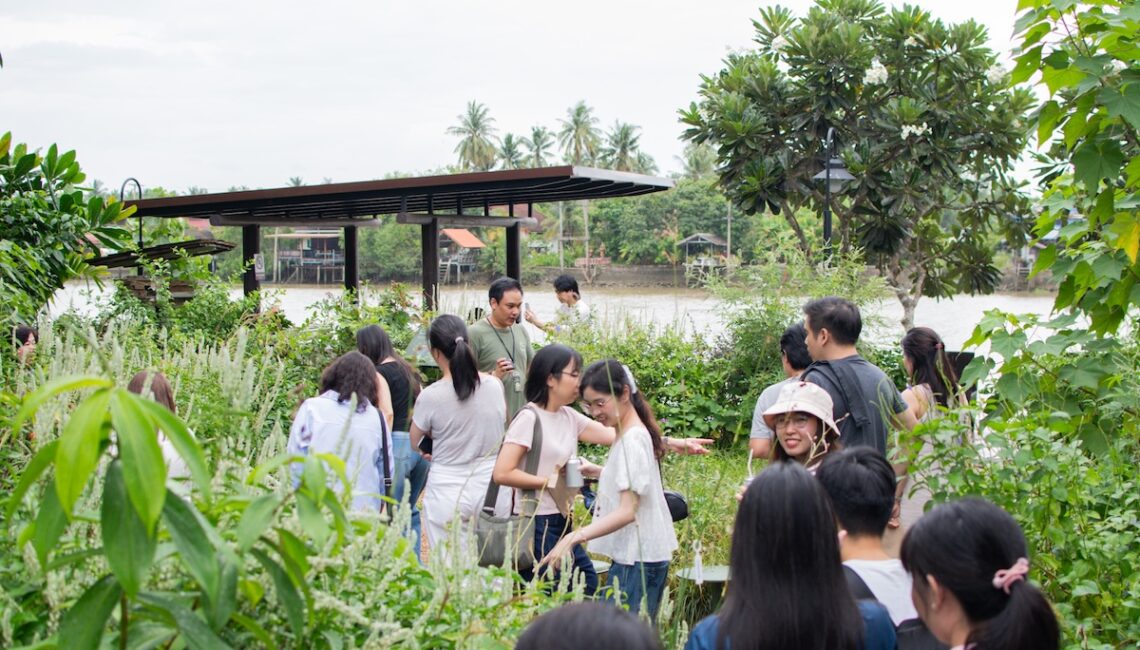 ผู้เข้าร่วมกิจกรรมเดินสำรวจพรรณไม้และระบบนิเวศภายใน Somdul Bee Sanctuary