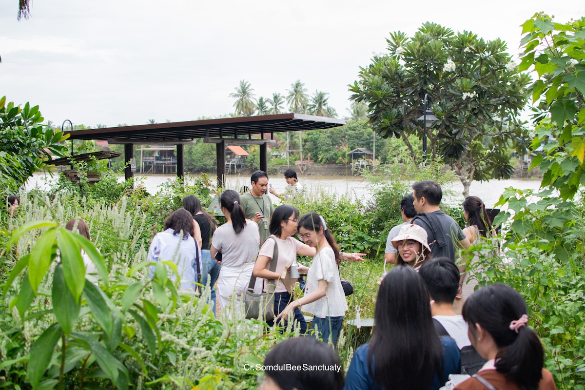 ผู้เข้าร่วมกิจกรรมเดินสำรวจพรรณไม้และระบบนิเวศภายใน Somdul Bee Sanctuary