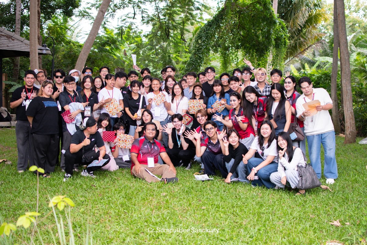 นิสิตมหาวิทยาลัยศรีนครินทรวิโรฒเรียนรู้เรื่องชันโรงและผึ้งพื้นเมืองที่ Somdul Bee Sanctuary